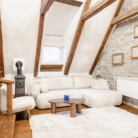 Stunning Three-level In Historic Old Town דירה