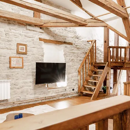 Stunning Three-level In Historic Old Town דירה