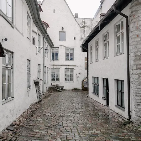 Stunning Three-level In Historic Old Town Appartamento Reval