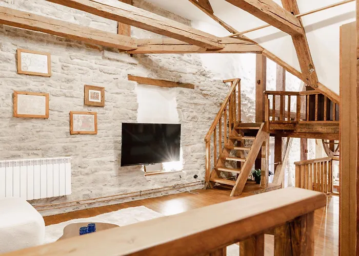 Stunning Three-level In Historic Old Town Apartamento