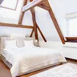Stunning Three-level In Historic Old Town 公寓 *