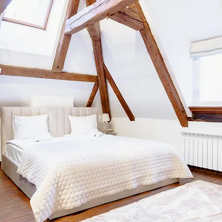 Stunning Three-level In Historic Old Town Διαμέρισμα *