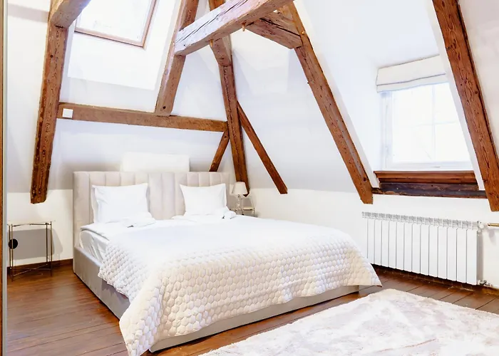 Stunning Three-level In Historic Old Town Apartment *